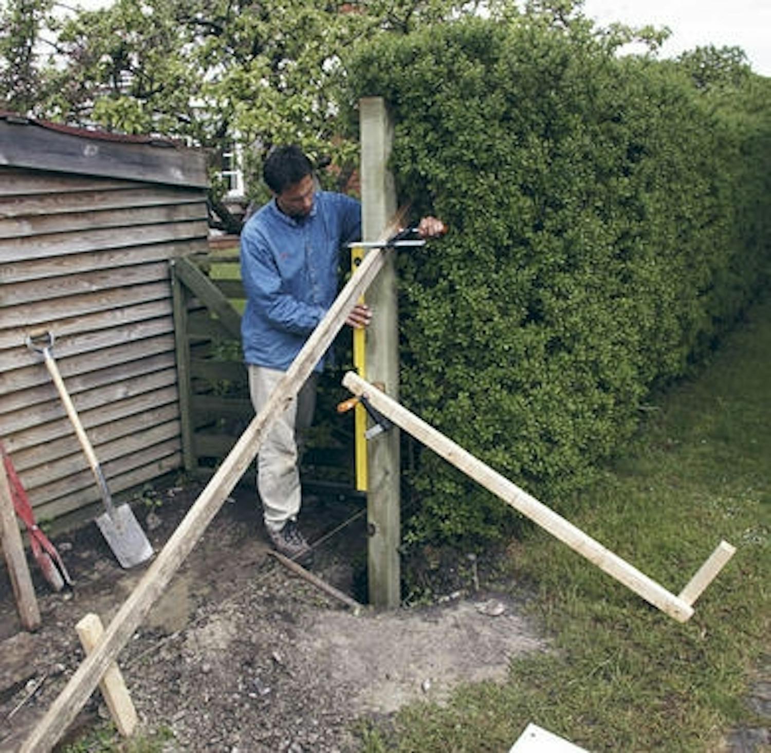Tolppien pystyttäminen piha-aitaa varten Tolppien pystyttäminen piha-aitaa varten